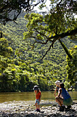 Mutter mit Kindern am Fluß des Punakaiki Nat.Parks, Punakaiki, nördlich Hokitika, Westküste, Südinsel, Neuseeland