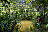 Wanderung, Mutter mit Kind am Fluß des Punakaiki Nat.Parks, Punakaiki, nördlich Hokitika, Westküste, Südinsel, Neuseeland