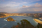 Die Bucht von La Concha in der Abenddämmerung, San Sebastian, Donostia, Euskadi, Baskenland, Spanien