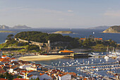 Bucht von Baiona mit Hafen und Festung, Fortaleza de Bayona, Islas Cies,  Rías Bajas, Ría de Vigo, Baiona, Bayona, Galicien, Spanien