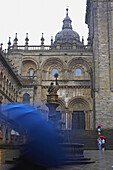 Kathedralen Südseite mit romanischem Doppelportal und Fonte dos Cabalos, Kathedrale Santiago de Compostela, Praza das Praterías, Santiago de Compostela, Galacien, Spanien