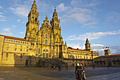 Der Westseite der Kathedrale, Catedral de Santiago de Compostela mit Praza do Obradoiro in der Abendsonne, Santiago de Compostela, Galicien, Spanien