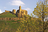 Burganlage mit Kirche in Frühling, San Vicente de la Sonsierra, La Rioja, Spanien