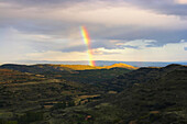 Landschaft bei Ujué nach Gewitter mit Regenbogen, Navarra, Spanien