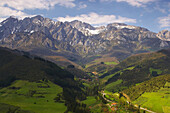 Landschaft, Picos de Europa, mit Blick auf Arguébanes, in den Kantabrischen Gebirge, Cordillera Cantábrica,  Kantabrien, Spanien