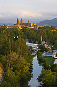 Cathedral Metropolitana and river Río Arga in the morning light, Pamplona, Navarra, Spain