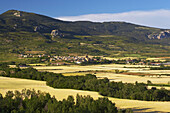 Burg, Castillo de Loarre, und Ortschaft in Frühsommer mit Getreidefelder, Loarre, Aragonien, Spanien