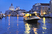 Italien, Veneto,Venedig, Canal Grande, Vaporetto vor Kirche Santa Maria della Salute, Abend