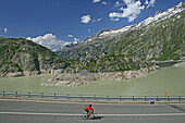 Radfahrer am Grimselpass, Motorradtour im Juni über Alpenpässe in Österreich und Schweiz, Grimselpass