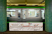 U-Bahn fährt durch Station Kröpcke, Hannover, Niedersachsen, Deutschland