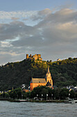 Schloss Schönburg und Rhein, Oberwesel, Rheinland-Pfalz, Deutschland