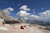 Leute geniessen den Panorama vom Zugspitzplatt, Zugspitze, Oberbayern, Bayern, Deutschland