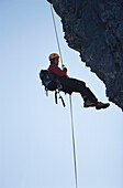 Mann seilt sich ab, Alpspitze, Garmisch, Bayern, Deutschland