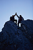 Zwei Menschen erreichen Gipfel, Zugspitze, Garmisch, Bayern, Deutschland