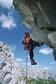 Mann klettert auf Alpspitze, Garmisch, Bayern, Deutschland