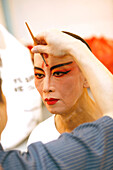 Mann in der Maske, Chinesische Oper am Kreta Ayer Theater, Chinatown, Singapur
