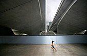Kind läuft auf der Esplanade, Singapur