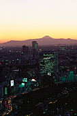 Tokyo Skyline im Abendlicht und Fujijama im Hintergrund, Tokyo, Japan