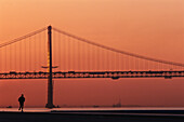 Brücke des 25. April im Abendlicht, Lissabon, Portugal