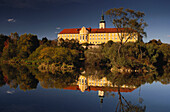 Ehemaliges Zisterzienserkloster Walderbach spiegelt sich im ruhigen Wasser des Regen, Bayerischer Wald, Oberpfalz, Bayern, Deutschland