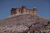 Renaissanceburg Castillo de Lacalahorra auf einer glatten Felskuppe, Sierra Nevada, Provinz Granada, Andalusien. Spanien