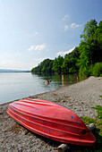 rotes Boot am Ufer des Kochelsees, Oberbayern, Bayern, Deutschland