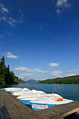 Bootssteg mit weiß-blauen Ruderbooten, Walchensee, Oberbayern, Bayern, Deutschland