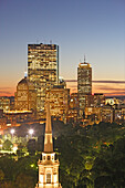 Park Street Church und dahinter der Boston Public Garden und der Common. Die Hochhäuser im Hintergrund sind der Hancock und Prudential Tower, Boston, Massachusetts, Vereinigte Staten, ,USA