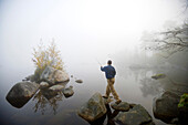 Fliegenfischer im Morgennebel am Millinocket Lake in Maine, Das Twin Pine Camp ist ein guter Ort dafür, ,USA