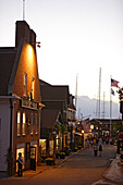 Die Bannister Wharf in Newport mit seinen Pubs und Restaurants ist am Abend ein beliebter Ort für Newporter und Touristen. Rhode Island, ,USA