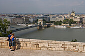 Blick vom Burgberg auf Donau mit Kettenbrücke, Buda, Budapest, Ungarn, Europa