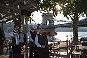 Musiker in einem Straßencafe nahe Kettenbrücke, Pest, Budapest, Ungarn, Europa