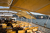 Spoon Café und Lounge Restaurant Schiff auf der Donau, Pest, Budapest, Ungarn, Europa