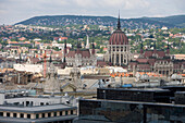 Blick auf Parlament von Kuppel der St.-Stephans-Basilika Kirche, Pest, Budapest, Ungarn, Europa