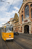 Strassenbahn und Eingang zu Zentrale Markthalle, Pest, Budapest, Ungarn, Europa