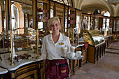 Fröhliche Kellnerin im berühmten Gerbeaud Café, Pest, Budapest, Ungarn, Europa