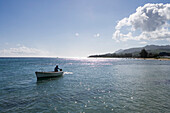 Fischerboot vor Küste, Bel Ombre, Savanne District, Mauritius, Indischer Ozean