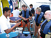Touristen bereiten sich auf die Fahrt mit einem Sub-Scooter Unterwasser Boot vor, Blue Safari Submarine, Trou aux Biches, Riviere du Rempart District, Mauritius, Indischer Ozean