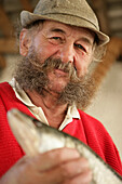Mann verkauft Fisch und Fischbrötchen, Diessen, Ammersee, Bayern, Deutschland