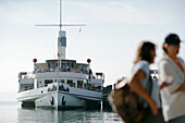 Ausflugsboot am Anlegesteg, Tutzing, Starnberger See, Bayern, Deutschland