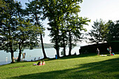 Leute beim Sonnen, Baden, Hechendorf, Pilsensee, Bayern, Deutschland