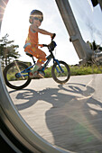 Junge fährt Fahrrad, Sysne, Gotland, Schweden