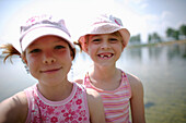 Zwei Mädchen (7-8 Jahre) lächeln in die Kamera, Staffelsee, Oberbayer, Bayern, Deutschland