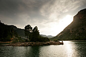 Mann beim Fischen, kleine Insel, Stausee, Valencia, Spanien