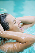 Frau mittleren Alters badet in einem Pool, Steiermark, Österreich