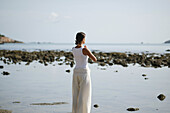 Frau am Meer macht Yoga, Gesundheit, Wellness, Entspannung, Thailand