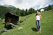 Junges Paar auf einer Alm, Heiligenblut, Nationalpark Hohe Tauern, Kärnten, Österreich