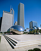 Cloud Gate , stainless Anish Kapoor sculpture nicknamed the Bean in Millennium Park, Chicago. Illinois, USA