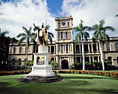 Courthouse and King Kamehameha Statue, Honolulu, Oahu, Hawaii, USA