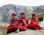 Traditionally dressed women. Ollantaytambo. Peru.